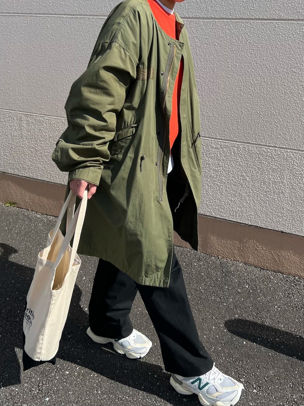 「レイヤードスタイル、M65、メガネ女子、チョコ色に染まれ、オレンジ、オトナカジュアル、スニーカー、低身長、パンツスタイル、休日スタイル」｜「THE SHINZONEのFIELD PARKER（ミリタリージャケット、グリーン系）」を使った、ともさん（レディース・153cm）の冬コーディネートの3枚目の写真