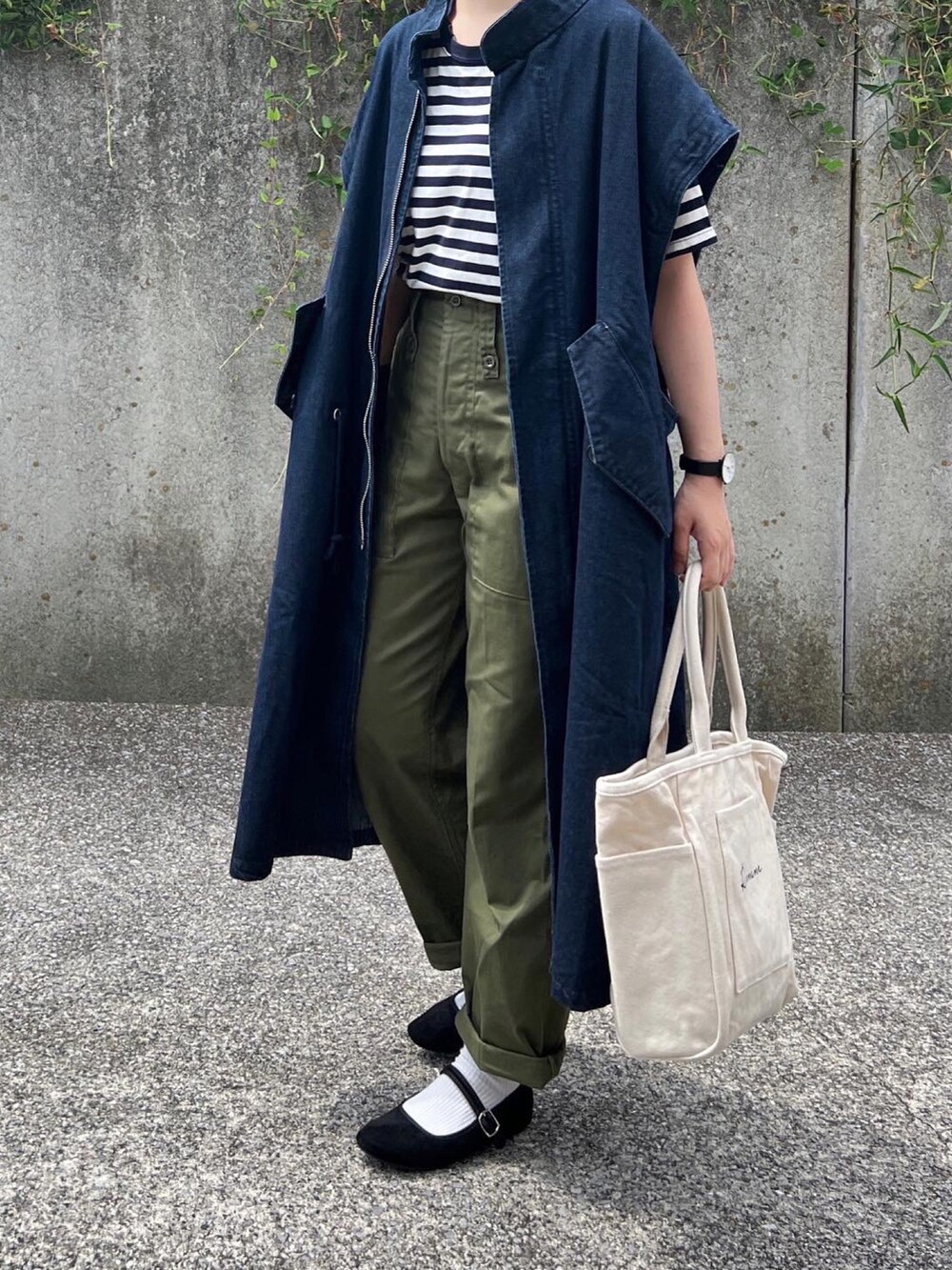 「カジュアルコーデ、着回しコーデ、ボーダートップス、軍パン、秋服準備はじめました、デニム、カンフーシューズ、トートバッグ、低身長コーデ」｜「forksy.の【forksy.】２WAYデニムモッズコート/ベスト（モッズコート、ブルー系）」を使った、ともさん（レディース・153cm）の夏コーディネートの4枚目の写真