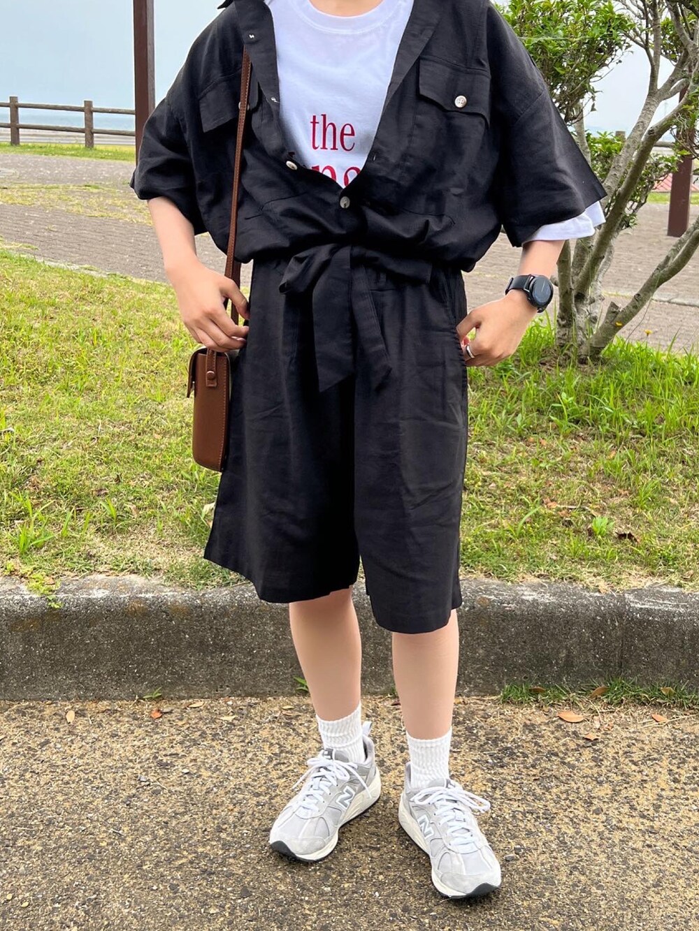 「カジュアル、パンツスタイル、夏コーデ、ゆるコーデ、プチプラコーデ、ロゴT、Tシャツ、ジャンプスーツ、ハーフパンツ、夏だ！Tシャツ着よう！」｜「Plaireのアイテム（Tシャツ/カットソー、ホワイト系）」を使った、ともさん（レディース・153cm）の夏コーディネートの3枚目の写真