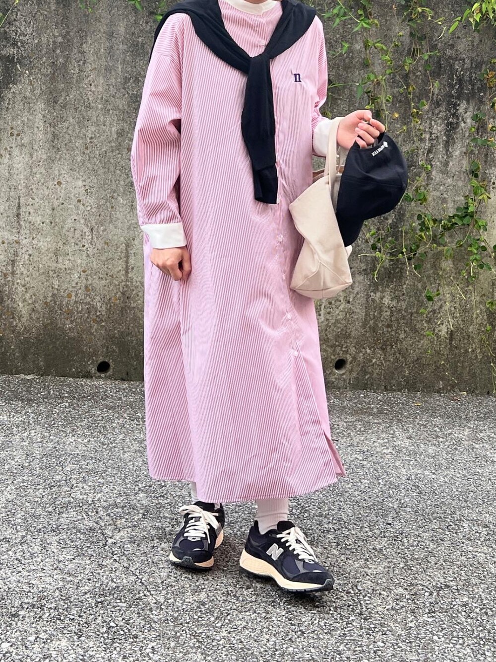 ブルー系のスニーカー、ホワイト系のバッグを着用したレディースの夏コーディネートの2枚目の写真