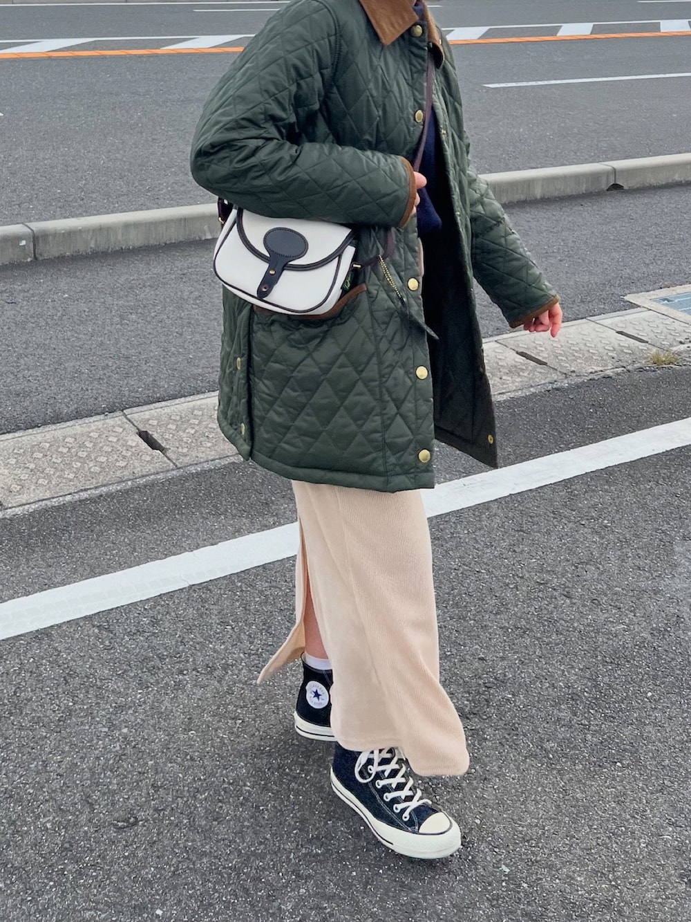 「今日のコーデ、ニット帽、キルティング、キルティングジャケット、barbour、オトナ女子、スカートスタイル、きれいめカジュアル、バブアーコーデ」｜「THE SHINZONEのTHE SHINZONE SHAGGY KNIT CAP 23AMSIT02（ニットキャップ/ビーニー、グレー系）」を使った、ともさん（レディース・153cm）の冬コーディネートの3枚目の写真