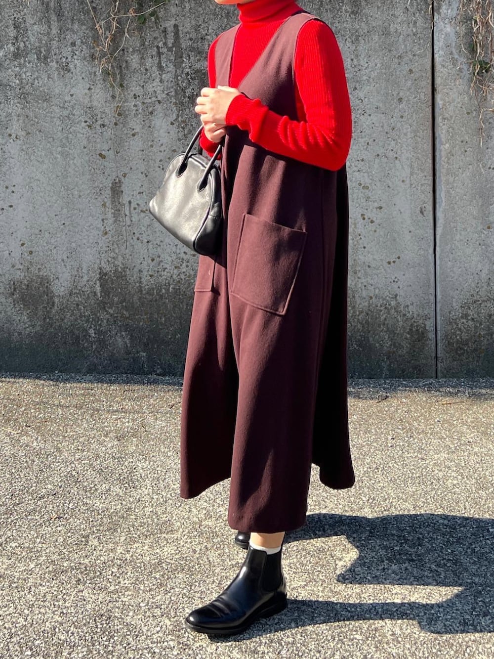 「休日コーデ、オトナ女子、低身長、秋冬、タートルネック、ジャンパースカート、冬のコーデ、サイドゴアブーツ、ボアコート、大人ガーリー」｜「AetaのDA25 / DEER LEATHER BOSTON : S（バッグ、ブラック系）」を使った、ともさん（レディース・153cm）の冬コーディネートの2枚目の写真