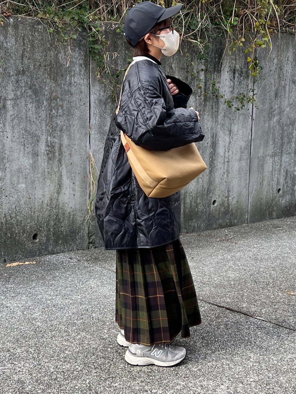 「M65、カジュアル、オニールオブダブリン、低身長女子、スニーカーコーデ、New Balance、ライナーコート、ライナージャケット、休日スタイル」｜「FREAK'S STOREの【WEB限定】Brady/ブレディ　KINROSS MEDIUM/キンロスミディアム ショルダーバッグ（ショルダーバッグ、イエロー系）」を使った、ともさん（レディース・153cm）の秋コーディネートの3枚目の写真