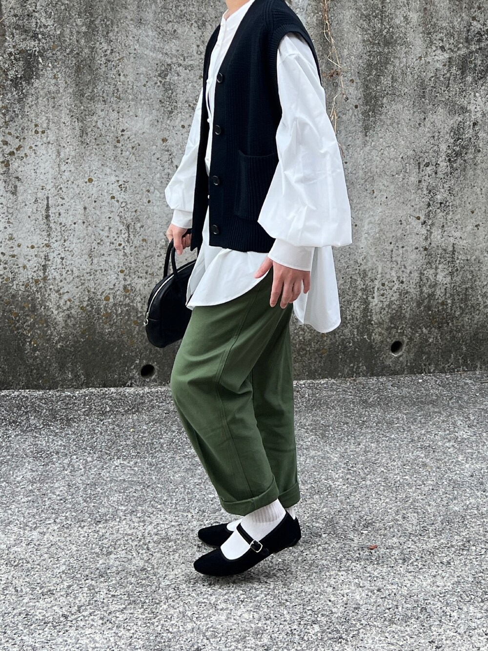 「春、低身長女子、シャツスタイル、春服コーデ、パンツスタイル、UNIQLO、ベスト、カンフーシューズ、ボリューム袖」｜「BONLECILLのパールボタンボリュームスリーブバンドカラーシャツ（シャツ/ブラウス、ホワイト系）」を使った、ともさん（レディース・153cm）の冬コーディネートの2枚目の写真
