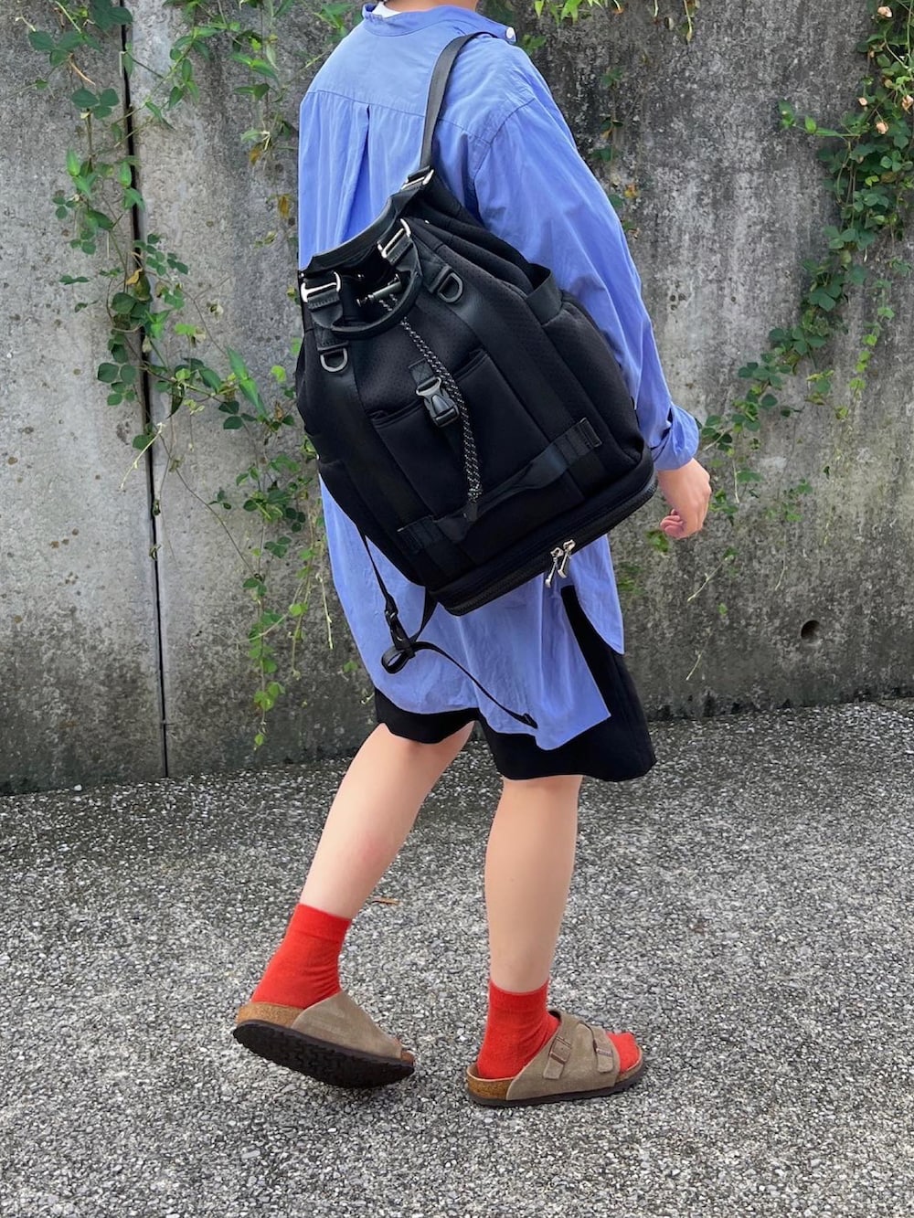 ブルー系のシャツ/ブラウス、ブラック系のパンツ、ブラック系のバックパック/リュックを着用したレディースの夏コーディネートの3枚目の写真