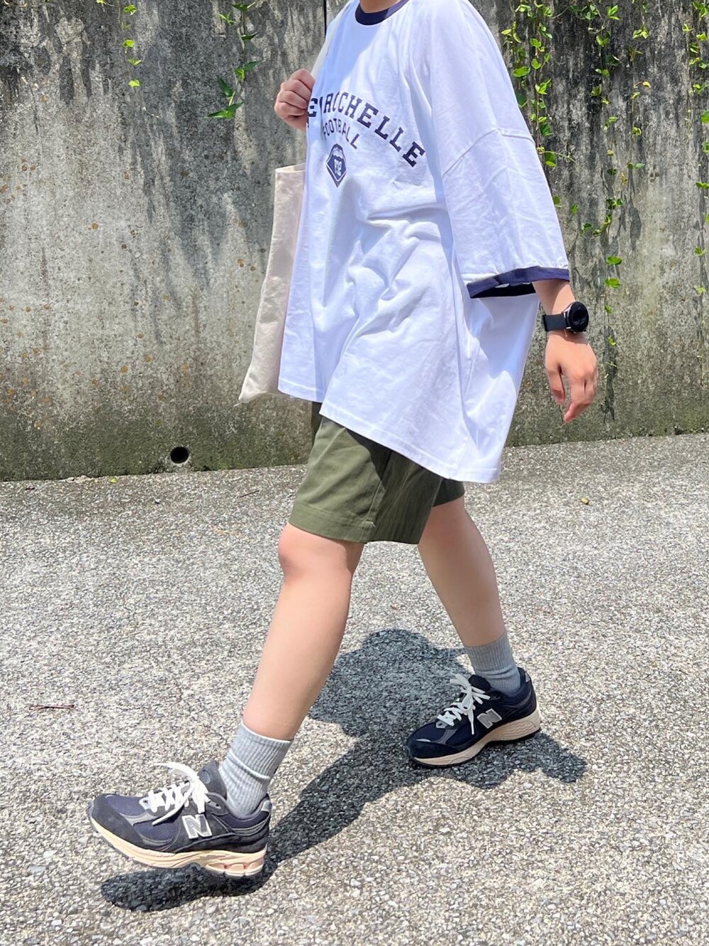 「カジュアル、低身長女子、夏コーデ、リンガーTシャツ、ハーフパンツ、ショートパンツ、グルカショーツ、ニューバランス、低身長、New Balance、夏だ！Tシャツ着よう！」｜「Plaireのアイテム（Tシャツ/カットソー、ブラック系）」を使った、ともさん（レディース・153cm）の夏コーディネートの3枚目の写真