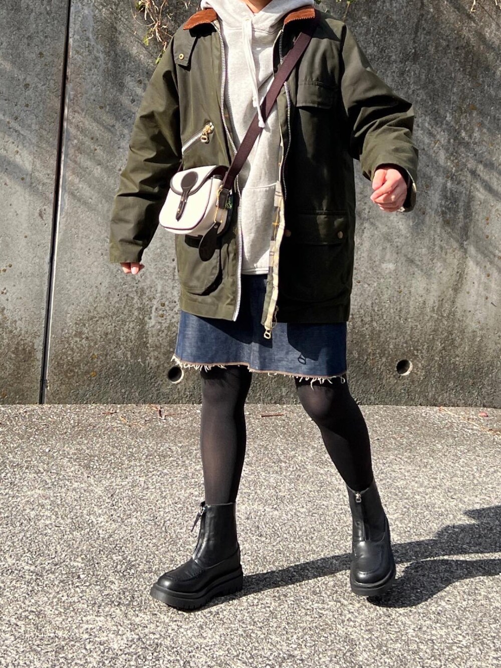 「クリスマスに着たい服、カジュアルコーデ、きれいめカジュアル、秋冬コーデ、バブアー、barbour、ミニスカート、デニムスカート、ブーツ、オトナカジュアル」｜「ALEXA CHUNGの【Barbour by ALEXACHUNG】VIOLET WAX（ブルゾン、グリーン系）」を使った、ともさん（レディース・153cm）の冬コーディネートの3枚目の写真