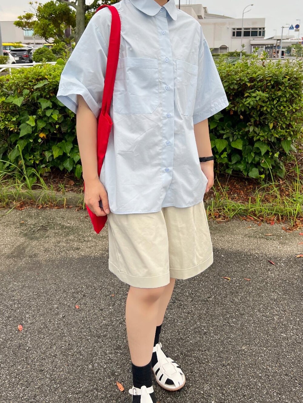 「真夏のアクティブスタイル、カジュアルコーデ、サンダル、低身長コーデ、シャツスタイル、ハーフパンツ、ショートパンツ、グルカサンダル、トートバッグ」｜「Plaireのアイテム（パンツ、ベージュ系）」を使った、ともさん（レディース・153cm）の夏コーディネートの2枚目の写真
