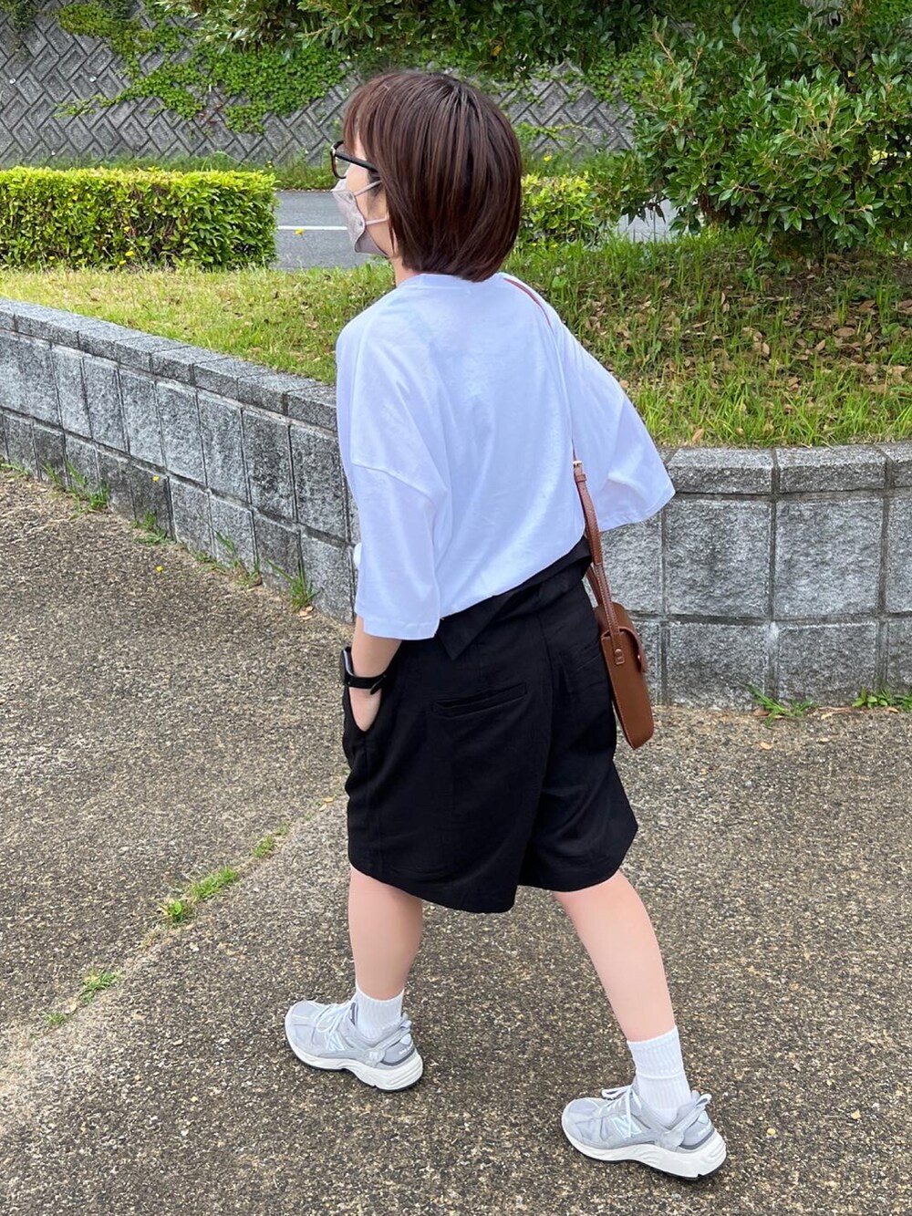 「カジュアル、パンツスタイル、夏コーデ、ゆるコーデ、プチプラコーデ、ロゴT、Tシャツ、ジャンプスーツ、ハーフパンツ、夏だ！Tシャツ着よう！」｜「Plaireのアイテム（Tシャツ/カットソー、ホワイト系）」を使った、ともさん（レディース・153cm）の夏コーディネートの4枚目の写真