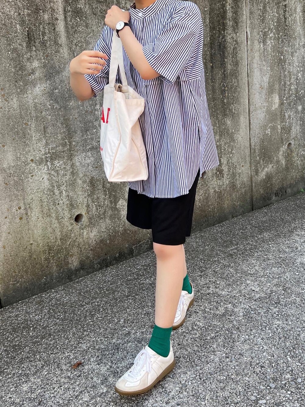 ブルー系のシャツ/ブラウス、ブラック系のパンツ、ホワイト系のスニーカーを着用したレディースの夏コーディネートの2枚目の写真