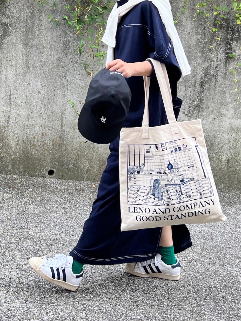 ブルー系のワンピースを着用したレディースの秋コーディネートの3枚目の写真