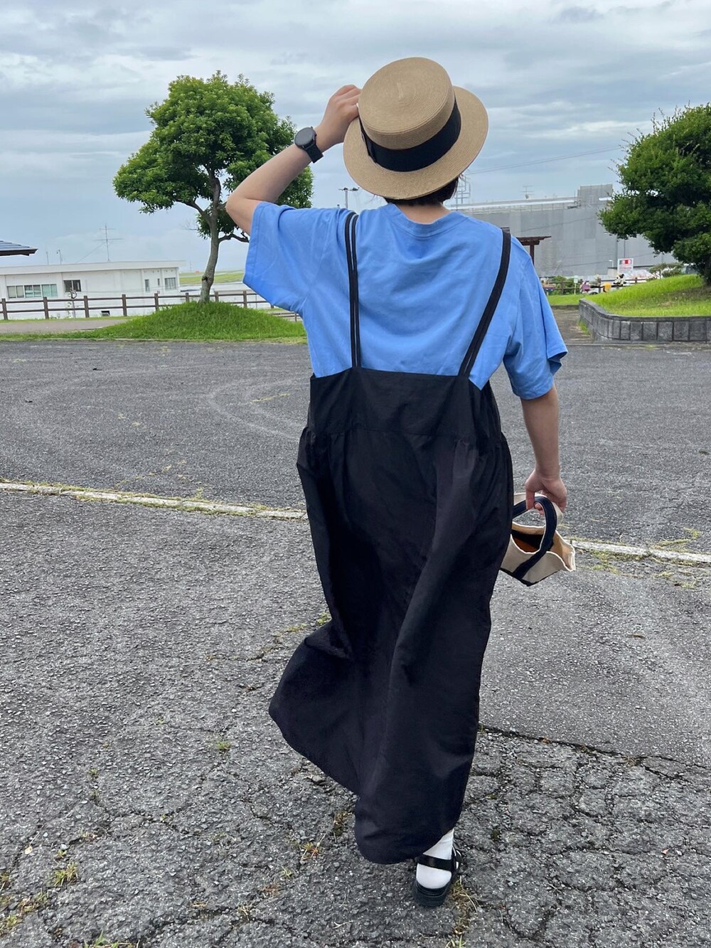 ブルー系のTシャツ/カットソー、ブラック系のワンピース/ドレス、ブルー系のトートバッグを着用したレディースの夏コーディネートの2枚目の写真