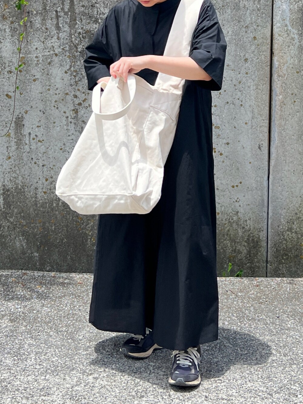 「大人女子、夏コーデ、シンプル、カジュアル、ワンピース、ロングワンピース、スニーカー、New Balance、カラーソックス、ショルダーバッグ」｜「Libra Cueのハーフスリーブバンドカラーロングワンピース（ワンピース、ブラック系）」を使った、ともさん（レディース・153cm）の夏コーディネートの2枚目の写真