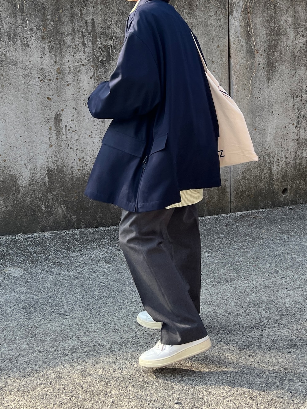 「きれいめカジュアル、春服みてみて、大人コーデ、低身長コーデ、ジャケット、ストライプシャツ、メンズライク、休日スタイル、お出かけコーデ、スラックス」｜「DAIWA PIER39のW's TECH DOUBLE-BREASTED JACKET TROPICAL（ジャケット/アウター、ブルー系）」を使った、ともさん（レディース・153cm）の春コーディネートの2枚目の写真