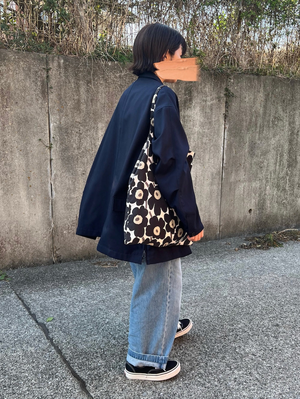 「春めき満開コーデ、春色、春服コーデ、デニムパンツ、シアートップス、低身長コーデ、パンツコーデ、お花見コーデ」｜「BONLECILLのカップ付きダブルストラップベアキャミソール（キャミソール、ブラック系）」を使った、ともさん（レディース・153cm）の春コーディネートの2枚目の写真