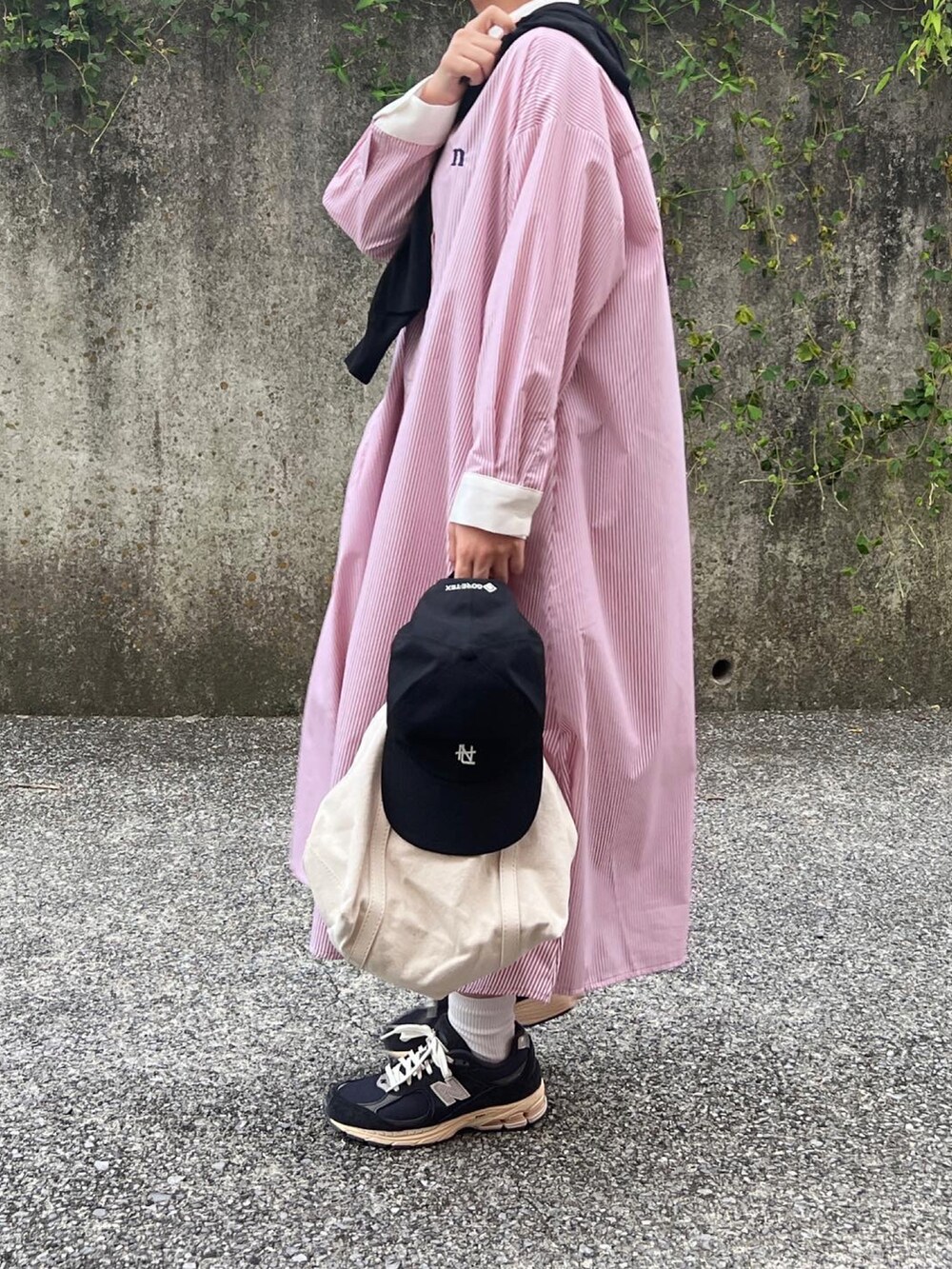 ブルー系のスニーカー、ホワイト系のバッグを着用したレディースの夏コーディネートの3枚目の写真