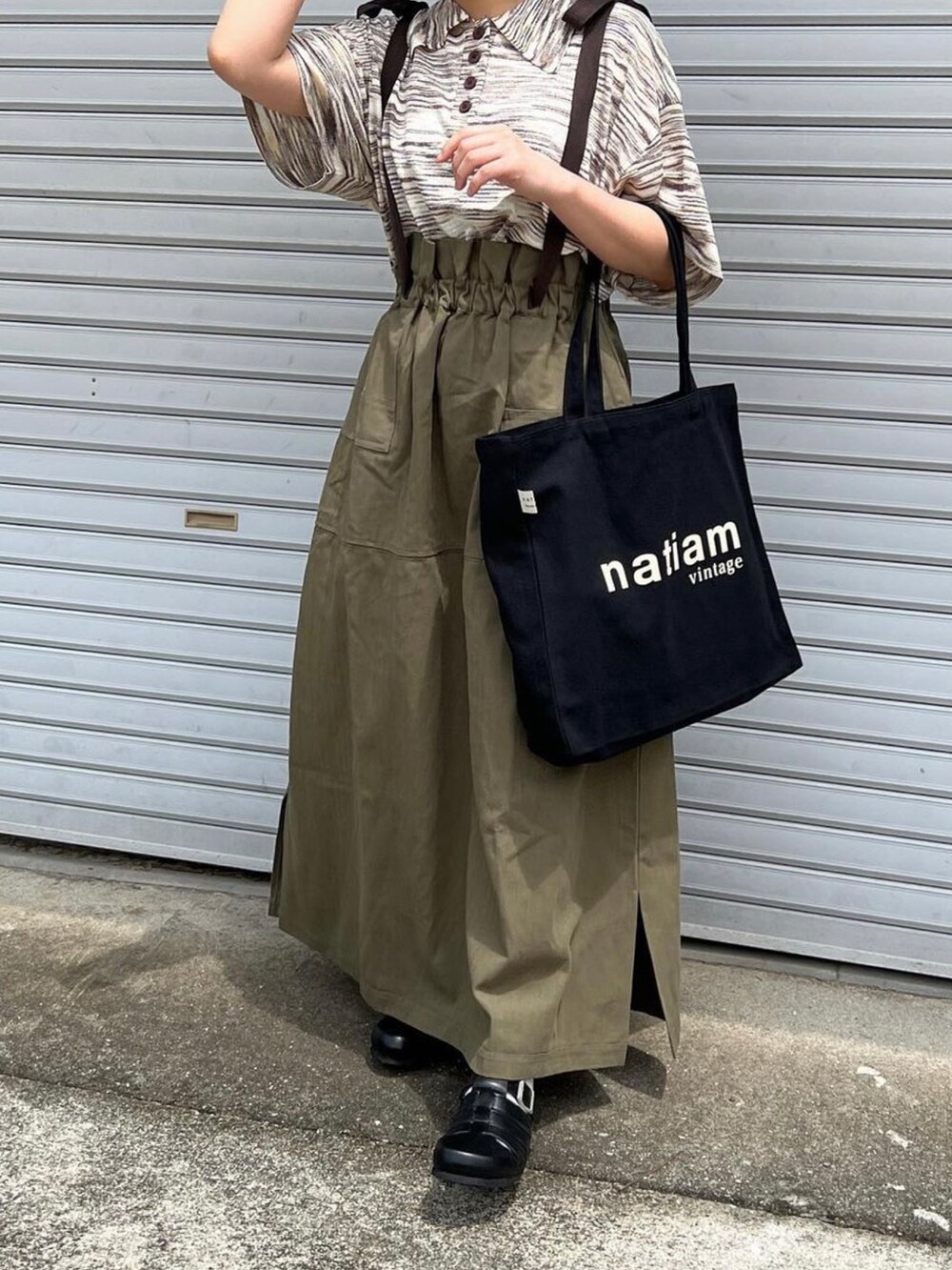 「お出かけコーデ日記、休日コーデ、低身長、ロングスカート、ミリタリースカート、トートバッグ、グルカサンダル、アースカラー、カジュアルコーデ」｜「MONO-MART LADY'Sのオーバーサイズメランジニットポロシャツ（ポロシャツ、ブラウン系）」を使った、ともさん（レディース・153cm）の春コーディネートの2枚目の写真
