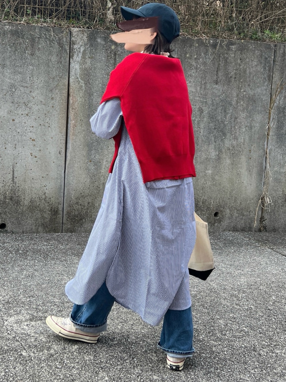 「春服コーデ、プチプラ、大人かわいい、ストライプ、シャツワンピ、スニーカー、低身長コーデ、デニム、デニムパンツ」｜「THE SHINZONEのTHE SHINZONE MARITIME MUSEUM TOTE 24SMSIT03（トートバッグ、その他）」を使った、ともさん（レディース・153cm）の春コーディネートの2枚目の写真
