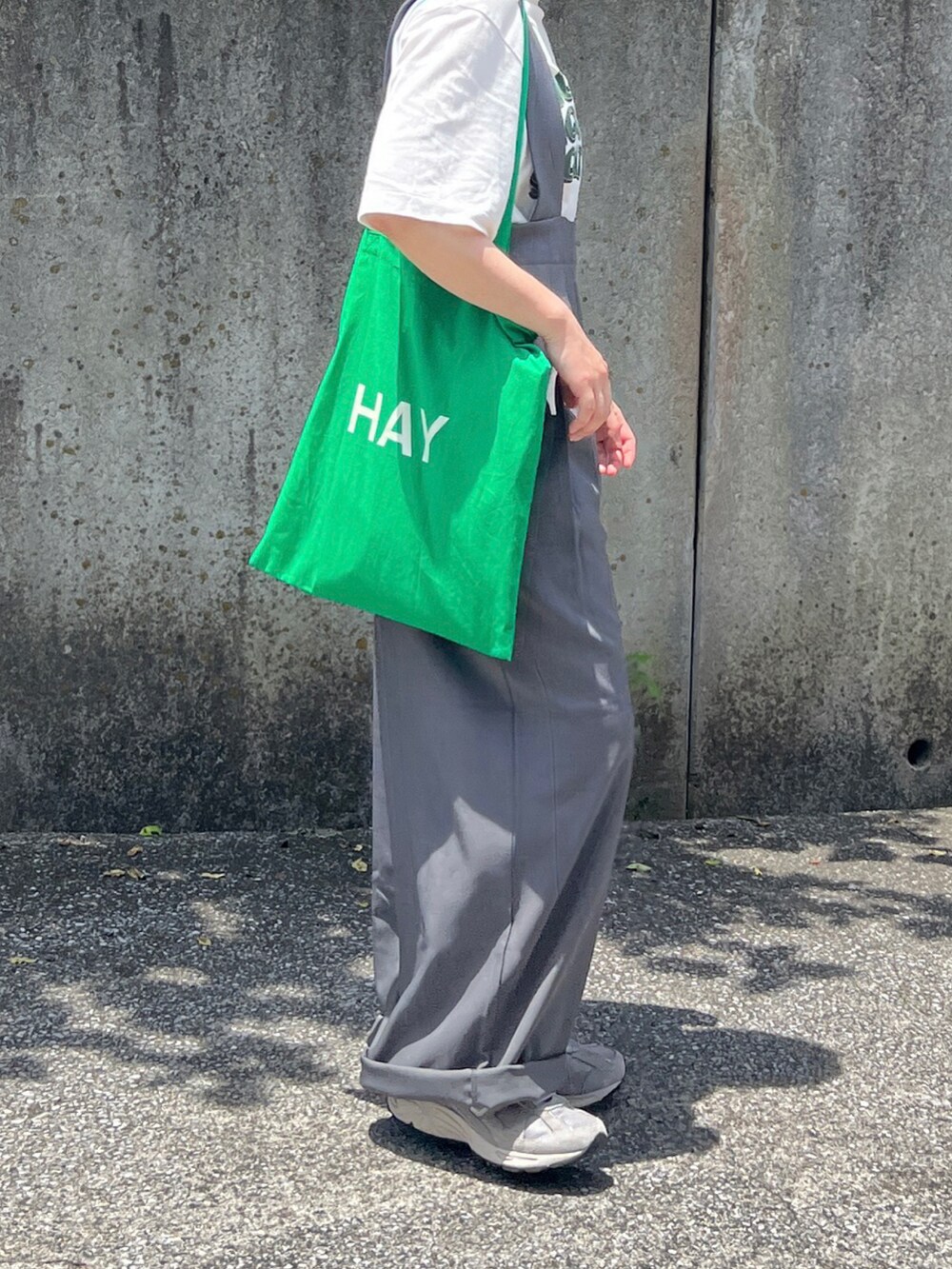 「みんなの白Tフェス、夏ファッション、夏服、大人女子、ロゴT、サロペット、New Balance、低身長、カジュアルコーデ」｜「ms+ idealの【ms+ ideal】大人ワイド。ハイウエストサロペット（サロペット/オーバーオール、グレー系）」を使った、ともさん（レディース・153cm）の夏コーディネートの2枚目の写真