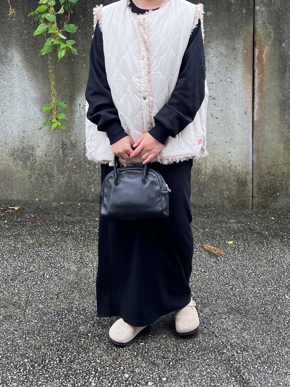 「重ね着ベストシーズン、秋冬コーデ、オトナ女子、秋服コーデ、お出かけコーデ、楽チンコーデ、ボアベスト、ベスト、ロングワンピース、低身長コーデ」｜「AetaのDA25 / DEER LEATHER BOSTON : S（バッグ、ブラック系）」を使った、ともさん（レディース・153cm）の秋コーディネートの3枚目の写真