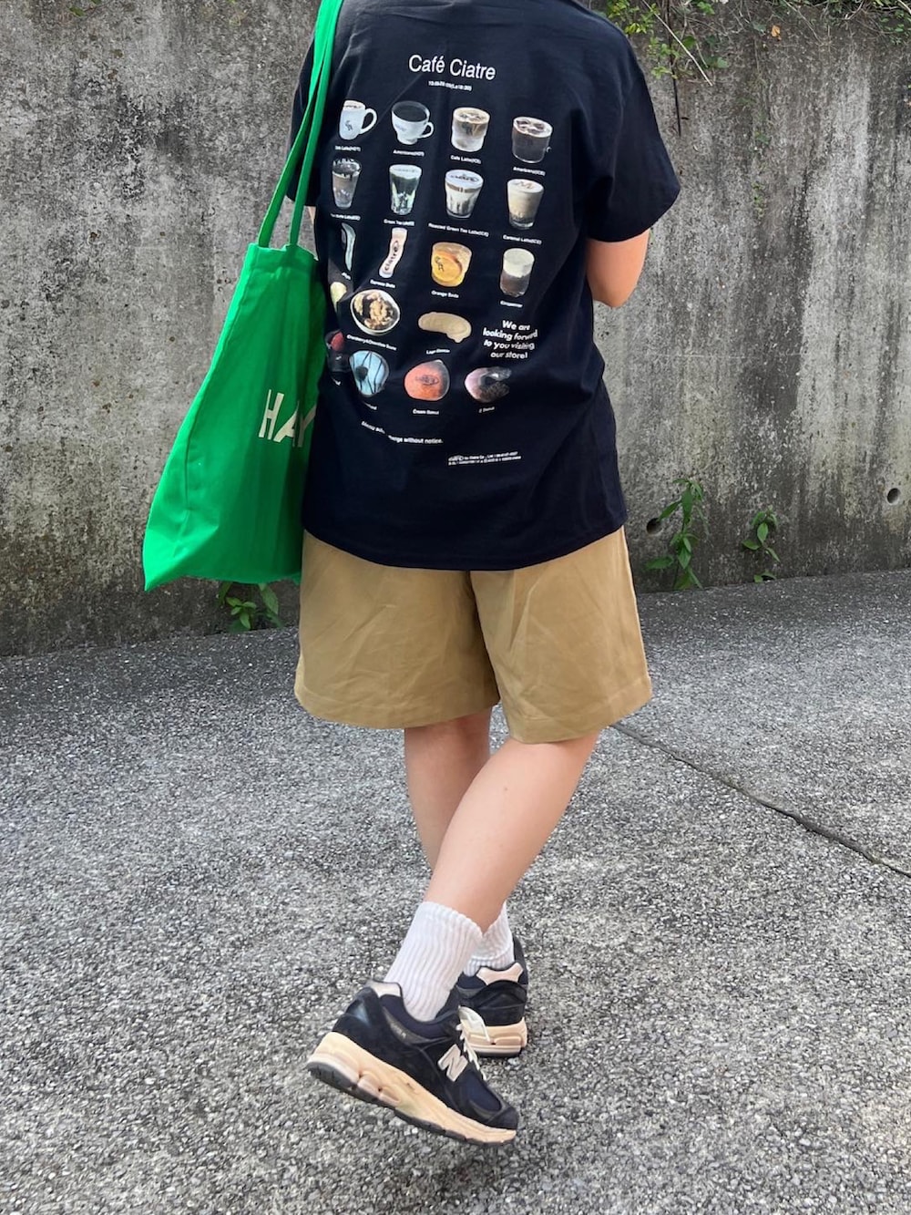 「休日コーデ、Tシャツ、シンプル、低身長女子、ハーフパンツ、ショートパンツ、New Balance、カジュアルコーデ、メンズライク、スニーカー」｜「forksy.の【forksy.】チノ2タックセンタープレスショートパンツ（チノパンツ、ベージュ系）」を使った、ともさん（レディース・153cm）の夏コーディネートの2枚目の写真