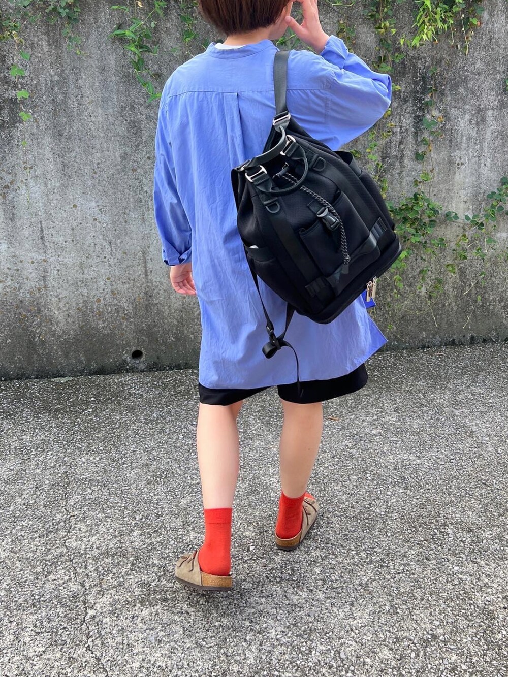 ブルー系のシャツ/ブラウス、ブラック系のパンツ、ブラック系のバックパック/リュックを着用したレディースの夏コーディネートの4枚目の写真