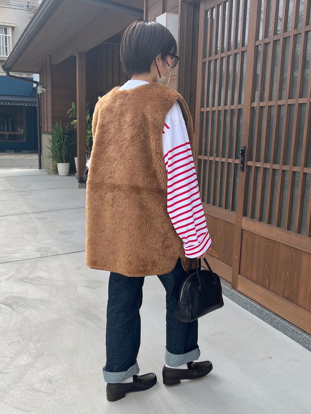 「大人カジュアル、おしゃれさんと繋がりたい、秋、秋コーデ、秋服、ボーダー、デニムパンツ、カジュアル、ファーベスト、ローファー」｜「MONO-MART LADY'Sのビッグシルエットファーベスト（ベスト、ブラウン系）」を使った、ともさん（レディース・153cm）の秋コーディネートの3枚目の写真