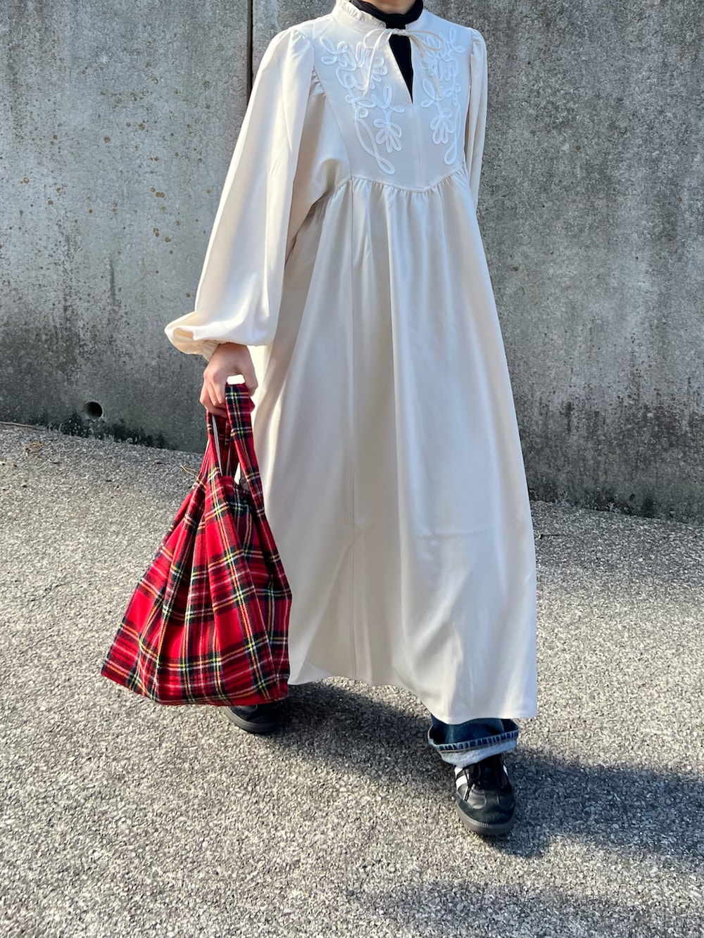 「春コーデ、春、低身長コーデ、ガーリー、ワンピース、デニムコーデ、スニーカー、大人可愛い」｜「BONLECILLの【2025SS新作】コード刺繍 フリルネックボリュームギャザーカフタンワンピース（ワンピース、ホワイト系）」を使った、ともさん（レディース・153cm）の春コーディネートの2枚目の写真