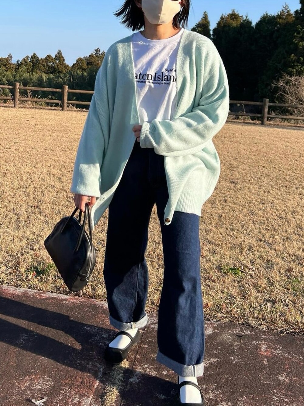 「春ファッション、大人カジュアル、シンプルスタイル、春カラー、低身長コーデ、カーディガン、ロゴT、デニム、デニムパンツ、カンフーシューズ」｜「ANGIEのオーバーサイズ ロゴ 刺繍 ロンT（Tシャツ/カットソー、ホワイト系）」を使った、ともさん（レディース・153cm）の春コーディネートの2枚目の写真