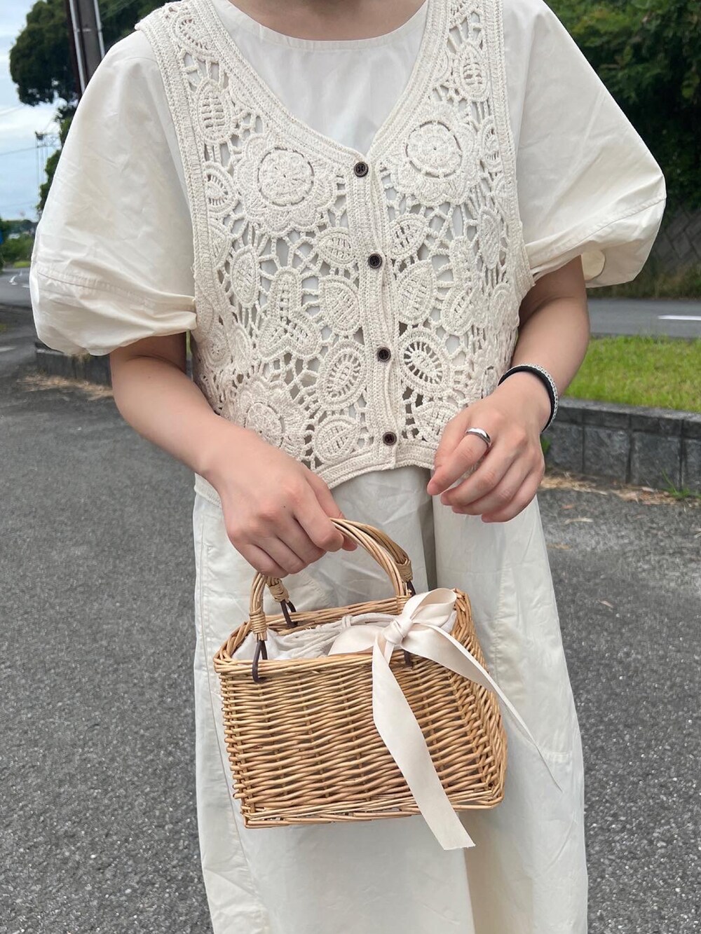 「今日のコーデ、お出かけコーデ、夏服、大人女子、ワンピーススタイル、低身長女子、かごバッグ、ローファー、休日コーデ」｜「Plaireのアイテム（トップス、ベージュ系）」を使った、ともさん（レディース・153cm）の夏コーディネートの3枚目の写真