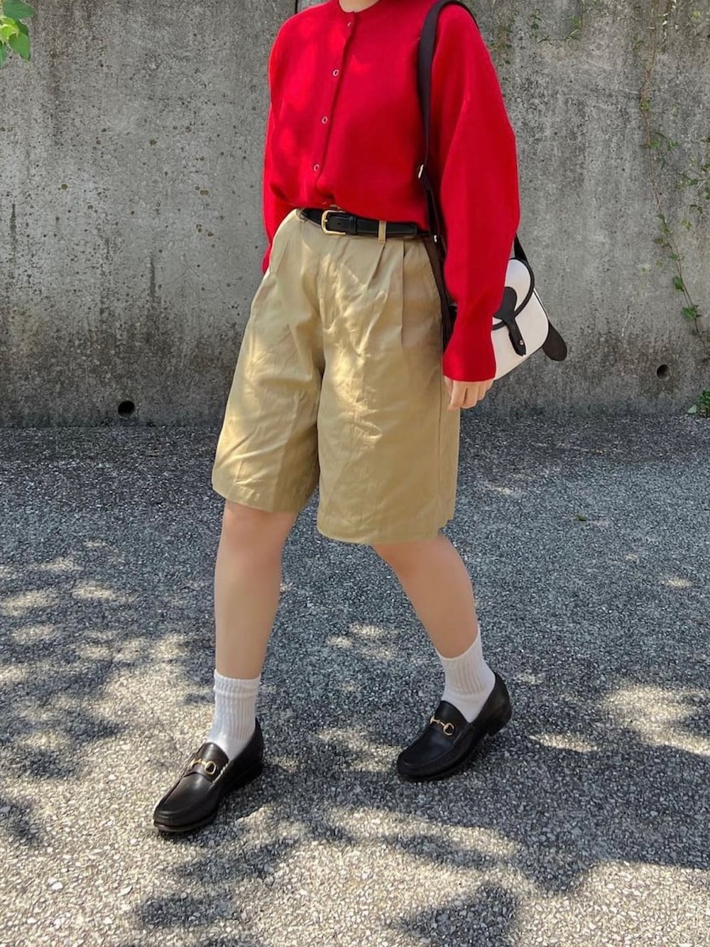 「お出かけコーデ、秋コーデ、休日スタイル、きれいめカジュアル、秋服準備はじめました、オトナ女子、カーディガン、ハーフパンツ、ショートパンツ、ローファー」｜「Birthday roomのスナップリングカーディガン（カーディガン/ボレロ、レッド系）」を使った、ともさん（レディース・153cm）の秋コーディネートの2枚目の写真