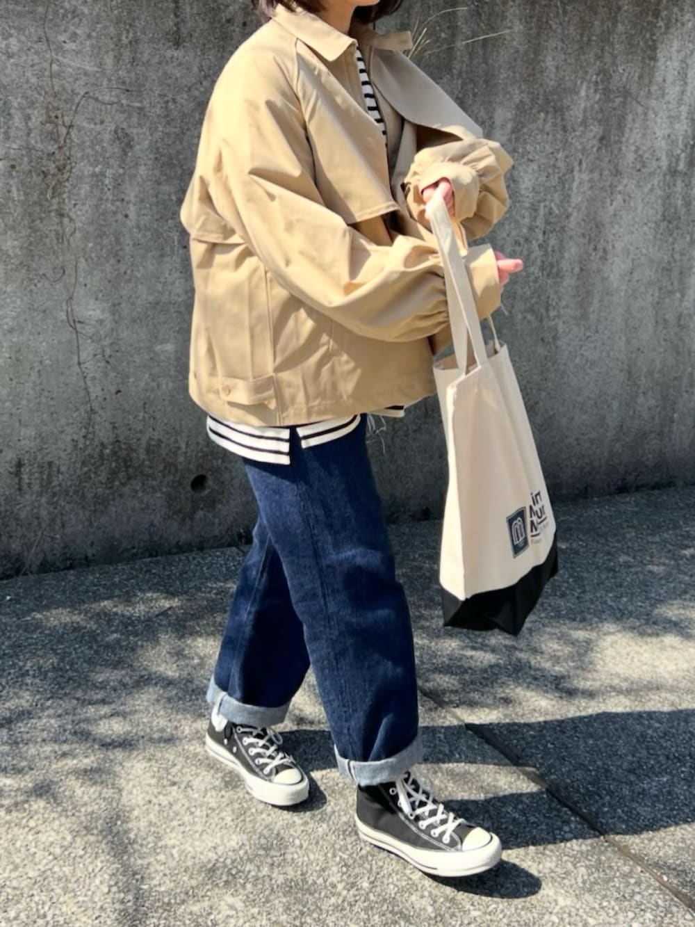 「春服、今日のコーデ、スニーカーコーデ、オトナカジュアル、低身長女子、ボーダー、デニム、デニムパンツ、骨格ストレート、トートバッグ」｜「LENOのアイテム（デニムパンツ、ブルー系）」を使った、ともさん（レディース・153cm）の春コーディネートの2枚目の写真