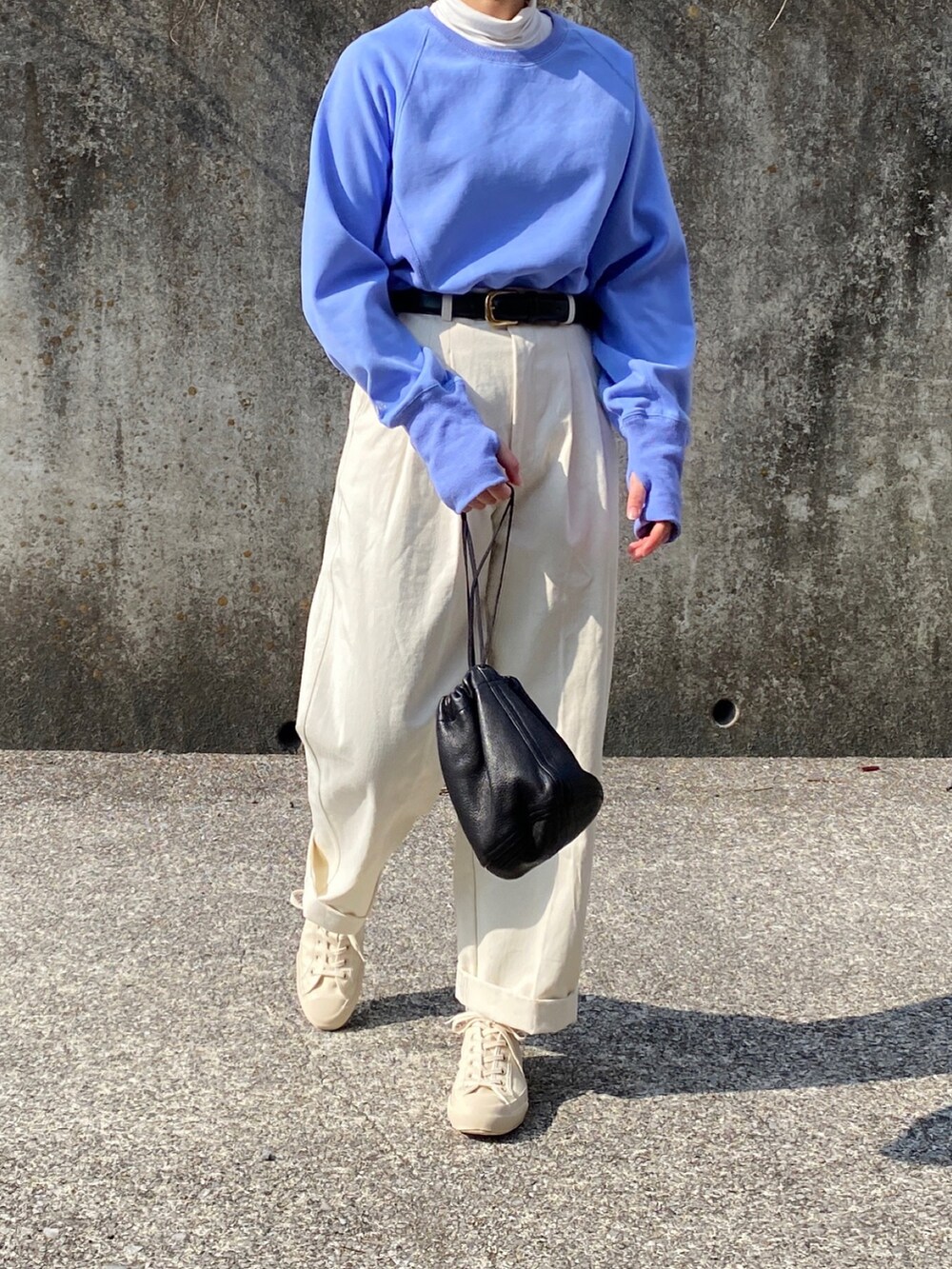 「オトナカジュアル、休日スタイル、スウェット、チノパン、バブアー、barbour、白スニーカー、メンズライク、春カラー」｜「BarbourのNEW BURGHLEY JACKET WAXED COTTON（ステンカラーコート、グリーン系）」を使った、ともさん（レディース・153cm）の冬コーディネートの2枚目の写真