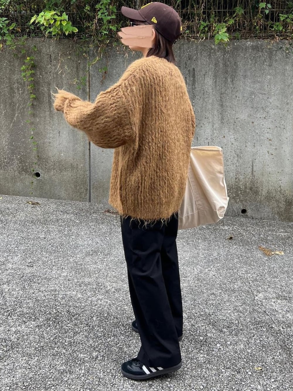 「秋のコーデ、オトナカジュアル、きれいめカジュアル、秋服コーデ、ニットコーデ、メンズライク、スラックス、トートバッグ、スニーカーコーデ」｜「WEGOのWEGO/【23年秋冬新作】ブラッシュニットビッグプルオーバー（ニット/セーター、ブラウン系）」を使った、ともさん（レディース・153cm）の秋コーディネートの2枚目の写真