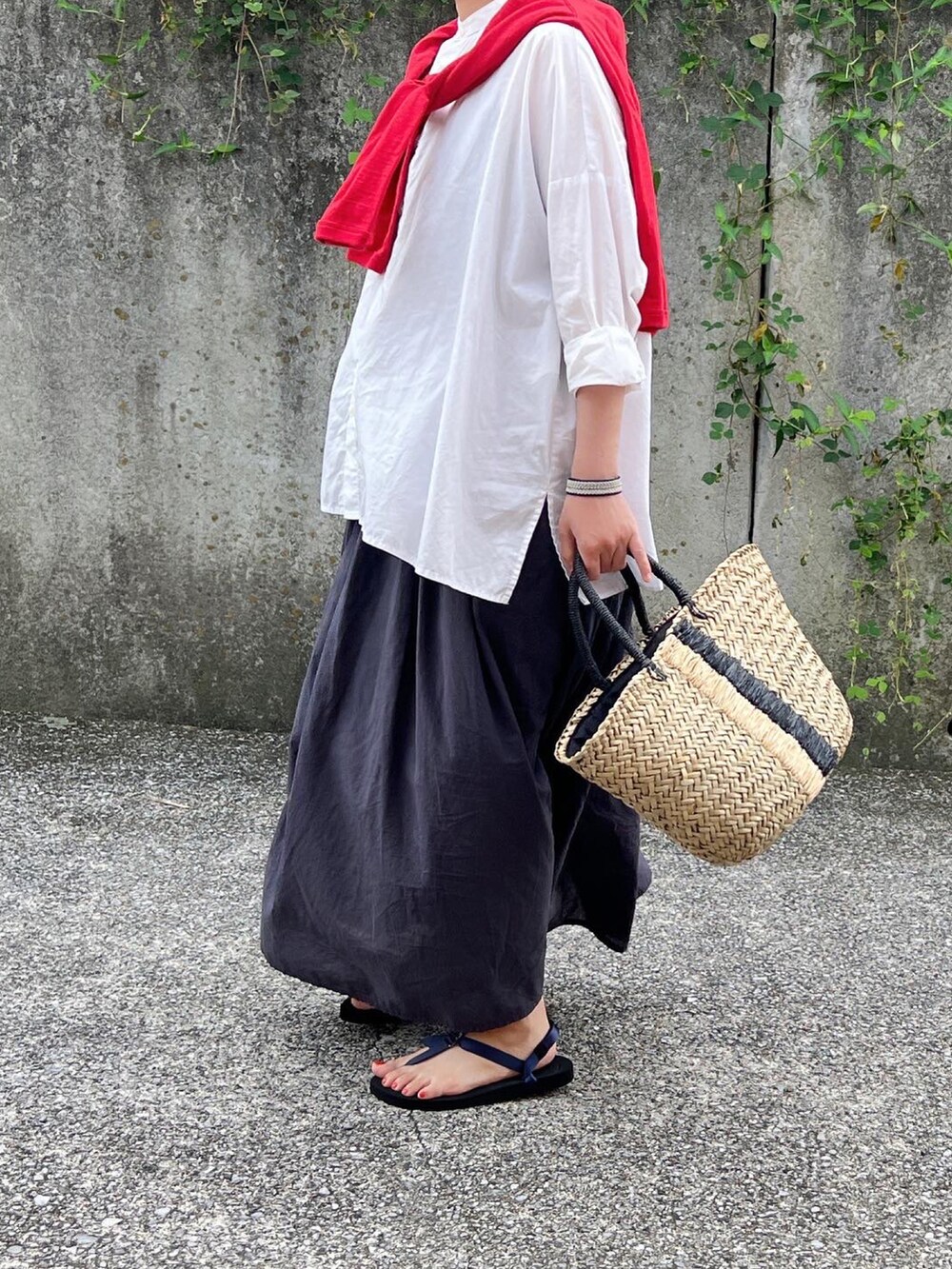 レッド系のカーディガン/ボレロ、ホワイト系のシャツ/ブラウス、ベージュ系のかごバッグを着用したレディースの夏コーディネートの3枚目の写真