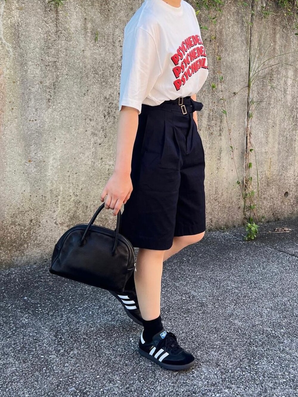 「アツいコーデ全部見せ、休日スタイル、オトナカジュアル、ロゴT、グルカショーツ、ハーフパンツ、ショートパンツ、スニーカー、samba」｜「AetaのDA25 / DEER LEATHER BOSTON : S（バッグ、ブラック系）」を使った、ともさん（レディース・153cm）の夏コーディネートの2枚目の写真
