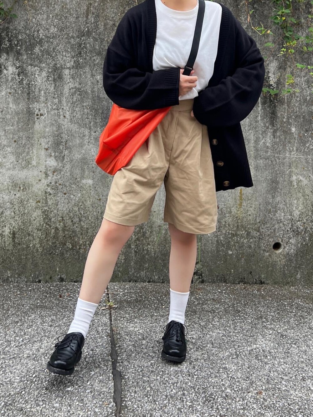 「休日スタイル、カジュアルコーデ、オトナカジュアル、秋のコーデ、ゆるコーデ、秋服コーデ、カーディガン、グルカショーツ、革靴、秋先取りコーデ」｜「Parabootの【PARABOOT】CHAMBORD WOMEN（ドレスシューズ、ブラック系）」を使った、ともさん（レディース・153cm）の秋コーディネートの3枚目の写真