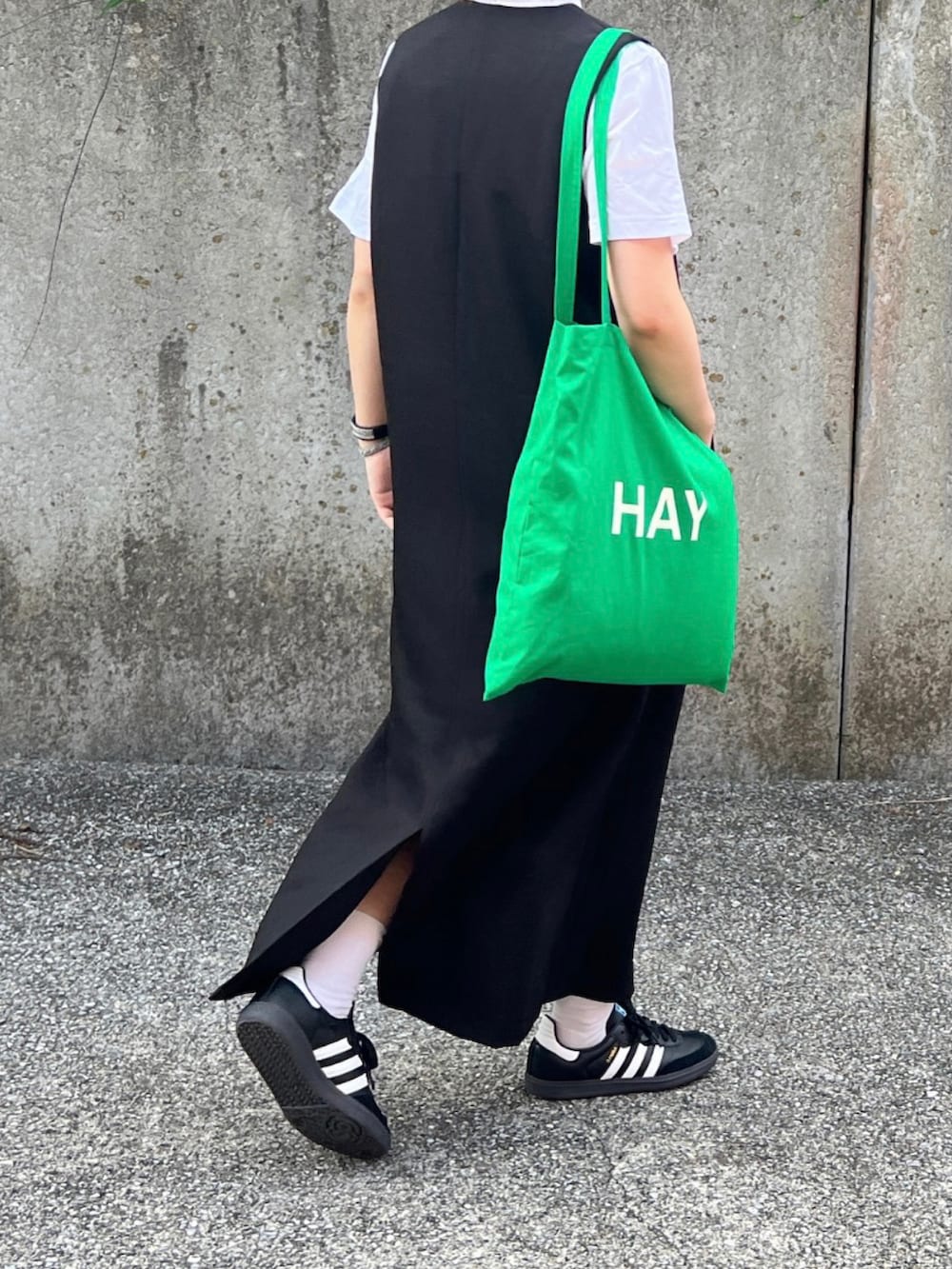 ブラック系のワンピースを着用したレディースの夏コーディネートの2枚目の写真