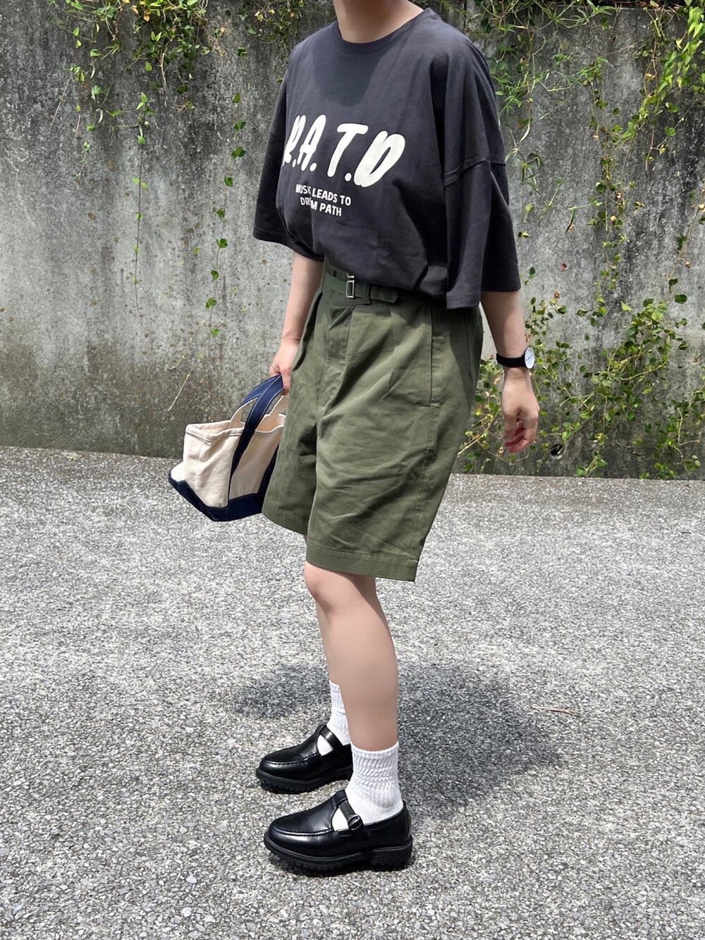 グレー系のTシャツ/カットソー、ブルー系のトートバッグ、ブラック系のローファーを着用したレディースの夏コーディネートの2枚目の写真