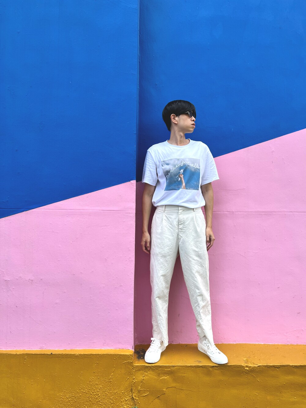 ホワイト系のTシャツ/カットソー、ベージュ系のチノパンツ、ホワイト系のその他シューズを着用したメンズの秋コーディネートの2枚目の写真