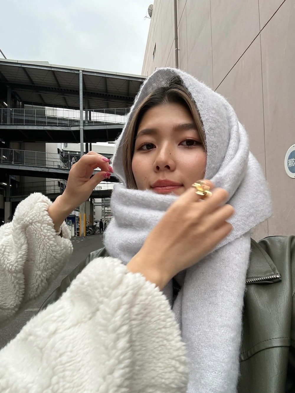 「新星WEARISTAにエントリー、WEARyouthコーデ、カジュアルコーデ、ファッションを楽しもう、おしゃれさんと繋がりたい、レギンス、チャオパニックティピー(CIAOPANIC TYPY)、クリスマスに着たい服、レザージャケット、フェイクレザー、マフラー、バラクラバ、ニューバランス、ママコーデ」｜「GUのアイテム（レギンス/スパッツ、ブラック系）」を使った、TSUGUさん（レディース・159cm）の冬コーディネートの5枚目の写真