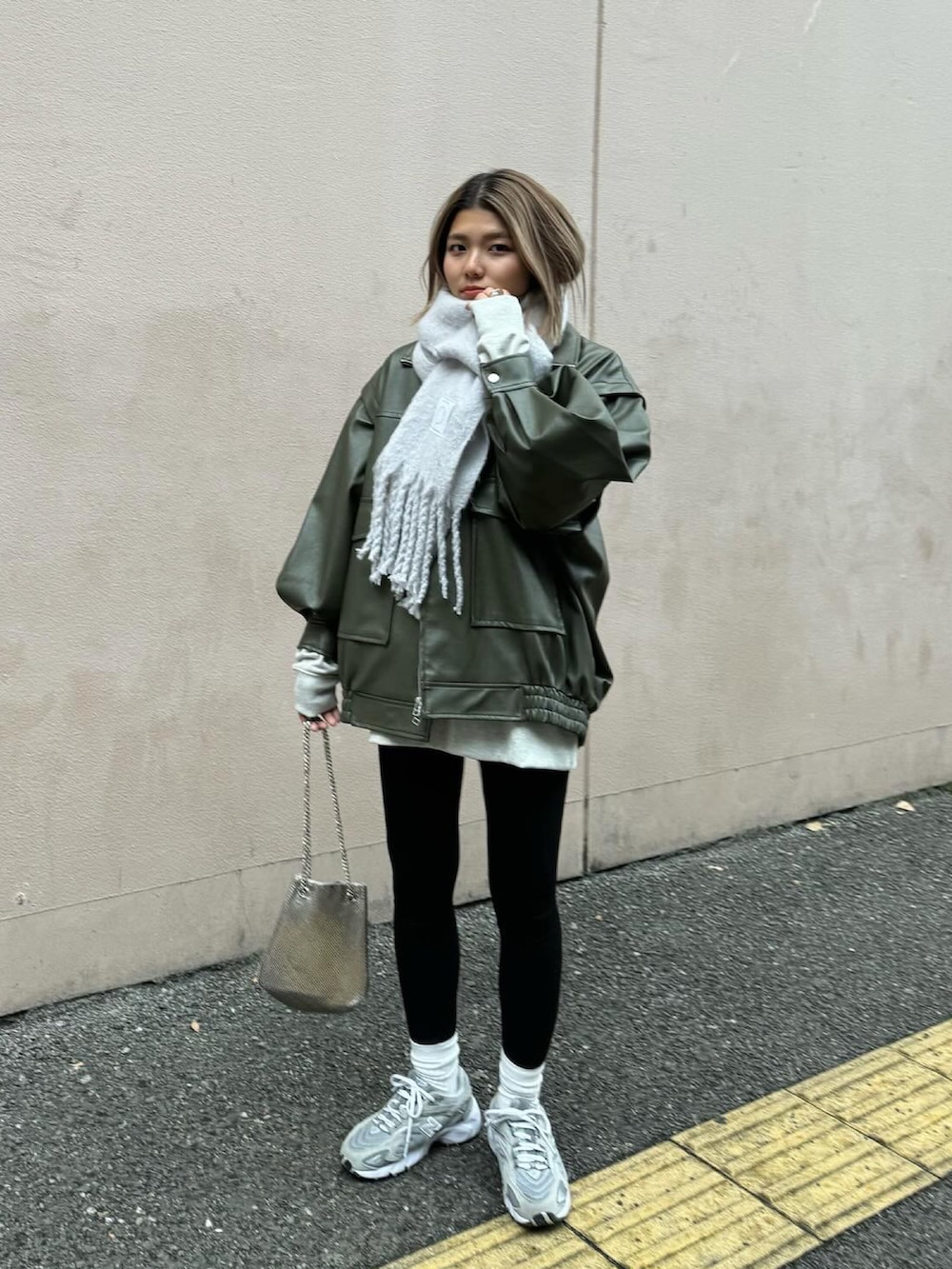「新星WEARISTAにエントリー、WEARyouthコーデ、カジュアルコーデ、ファッションを楽しもう、おしゃれさんと繋がりたい、レギンス、チャオパニックティピー(CIAOPANIC TYPY)、クリスマスに着たい服、レザージャケット、フェイクレザー、マフラー、バラクラバ、ニューバランス、ママコーデ」｜「GUのアイテム（レギンス/スパッツ、ブラック系）」を使った、TSUGUさん（レディース・159cm）の冬コーディネートの2枚目の写真