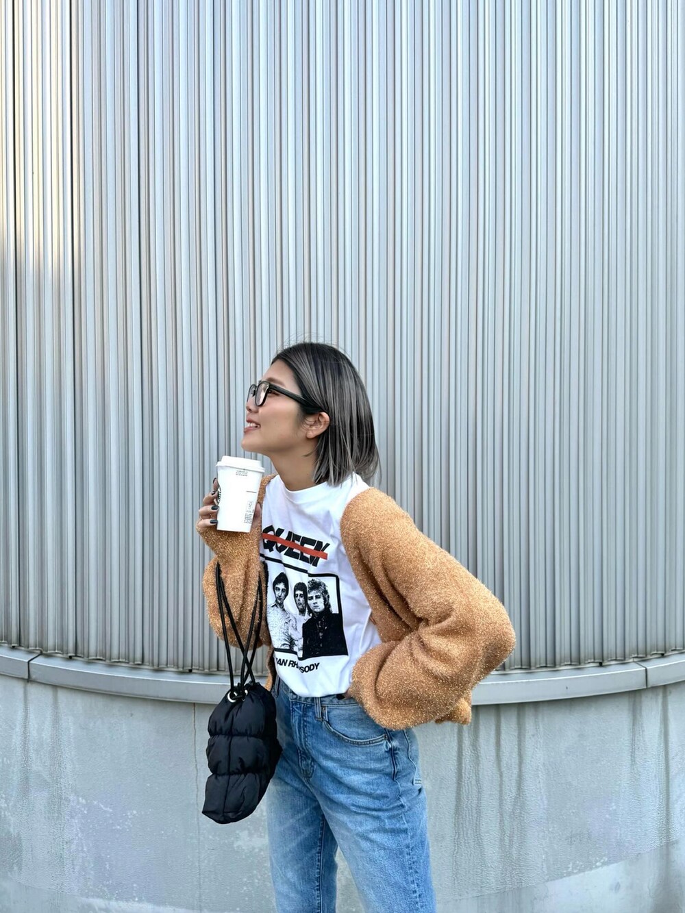 「秋冬コーデ、シンプルスタイル、マイベストコーデ2023、骨格ウェーブ、デニム、キラキラ、ラメニット、UGG、チャオパニックティピー(CIAOPANIC TYPY)、バンドT、ロックT、カジュアルコーデ」｜「CIAOPANIC TYPYのラメシャギー2WAYニットカーディガン（カーディガン/ボレロ、オレンジ系）」を使った、TSUGUさん（レディース・159cm）の冬コーディネートの5枚目の写真