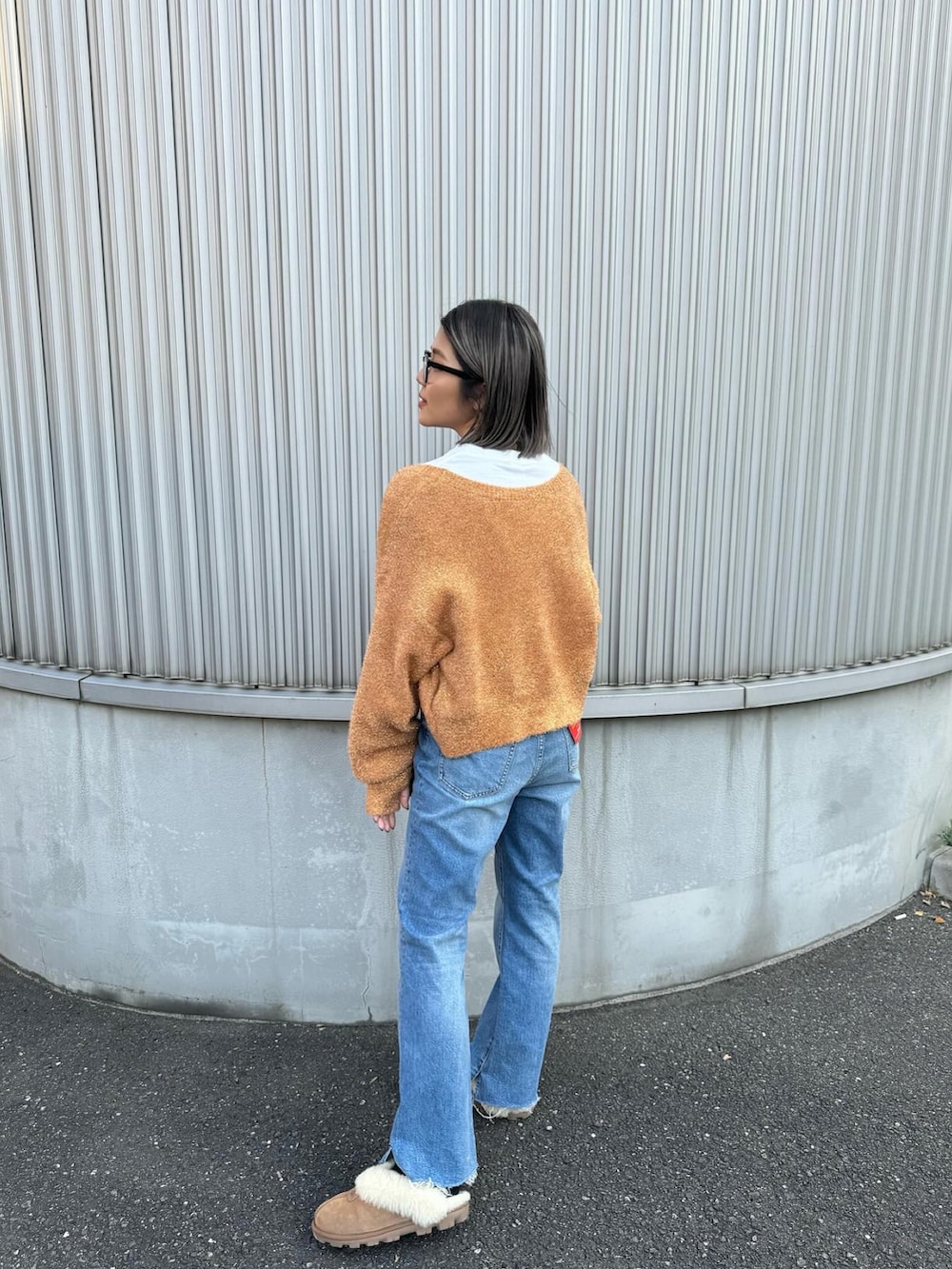 「秋冬コーデ、シンプルスタイル、マイベストコーデ2023、骨格ウェーブ、デニム、キラキラ、ラメニット、UGG、チャオパニックティピー(CIAOPANIC TYPY)、バンドT、ロックT、カジュアルコーデ」｜「CIAOPANIC TYPYのラメシャギー2WAYニットカーディガン（カーディガン/ボレロ、オレンジ系）」を使った、TSUGUさん（レディース・159cm）の冬コーディネートの4枚目の写真