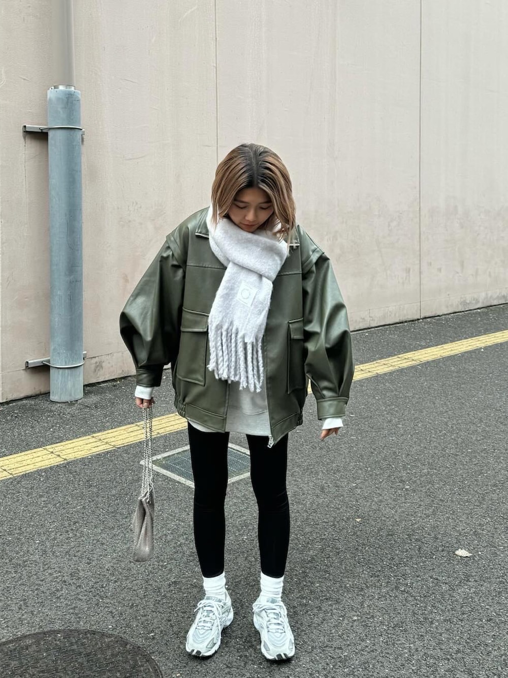 「新星WEARISTAにエントリー、WEARyouthコーデ、カジュアルコーデ、ファッションを楽しもう、おしゃれさんと繋がりたい、レギンス、チャオパニックティピー(CIAOPANIC TYPY)、クリスマスに着たい服、レザージャケット、フェイクレザー、マフラー、バラクラバ、ニューバランス、ママコーデ」｜「GUのアイテム（レギンス/スパッツ、ブラック系）」を使った、TSUGUさん（レディース・159cm）の冬コーディネートの3枚目の写真