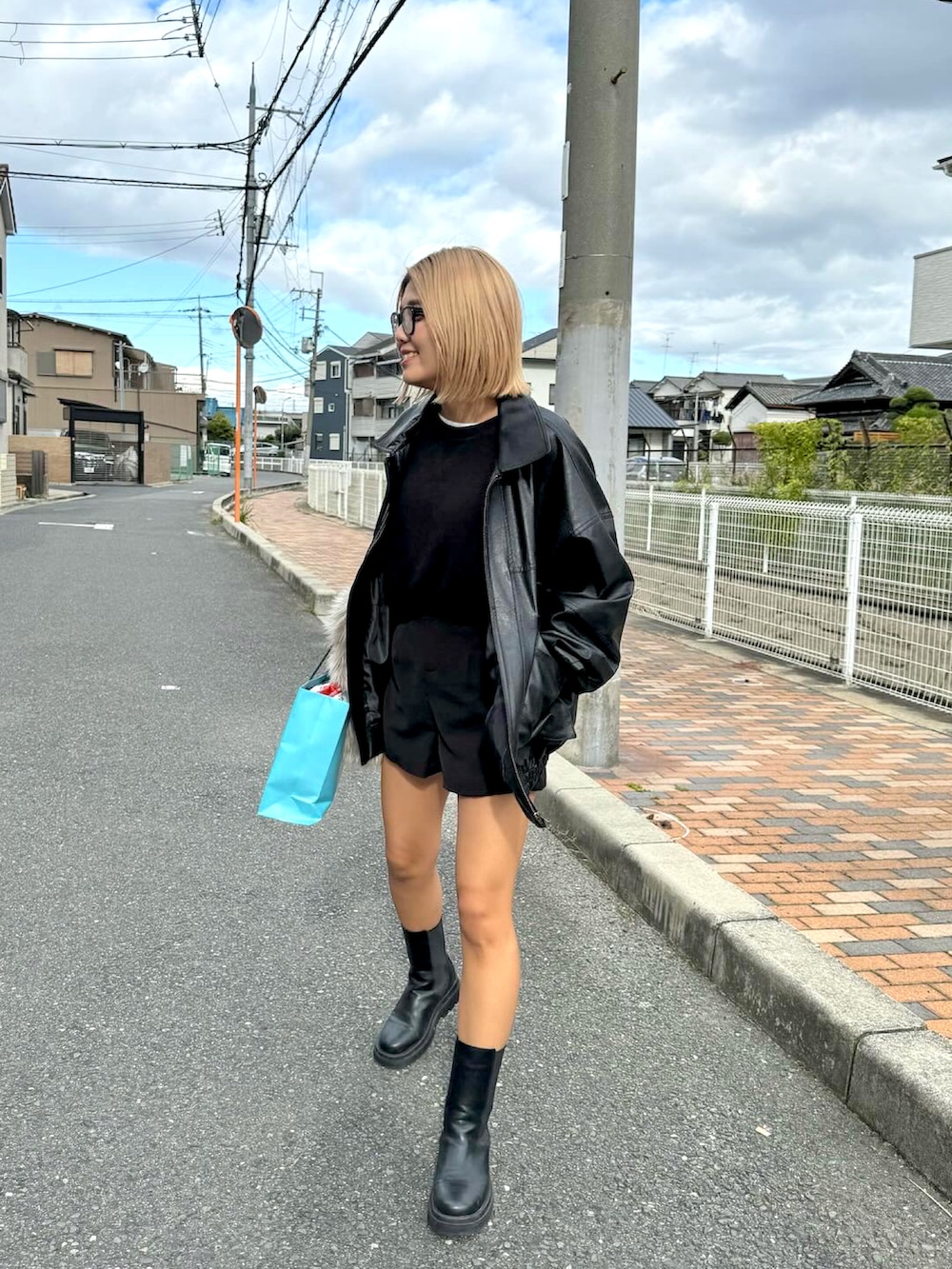 「大人カジュアル、秋冬コーデ、オトナ女子、お洒落さんとつながりたい、マイベストコーデ2023、チャオパニックティピー(CIAOPANIC TYPY)、フリークスストア(FREAK'S STORE)、レザージャケット、ワントーンコーデ、ショートパンツ、ママコーデ、レプシィム(LEPSIM)、GRL」｜「CIAOPANIC TYPYのスウェットライクボリュームスリーブニット（ニット/セーター、ブラック系）」を使った、TSUGUさん（レディース・159cm）の冬コーディネートの2枚目の写真