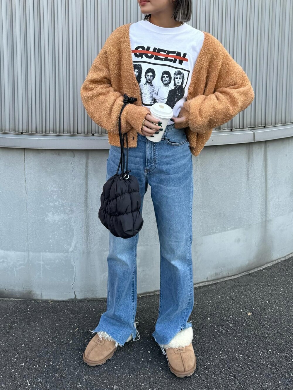 「秋冬コーデ、シンプルスタイル、マイベストコーデ2023、骨格ウェーブ、デニム、キラキラ、ラメニット、UGG、チャオパニックティピー(CIAOPANIC TYPY)、バンドT、ロックT、カジュアルコーデ」｜「CIAOPANIC TYPYのラメシャギー2WAYニットカーディガン（カーディガン/ボレロ、オレンジ系）」を使った、TSUGUさん（レディース・159cm）の冬コーディネートの2枚目の写真