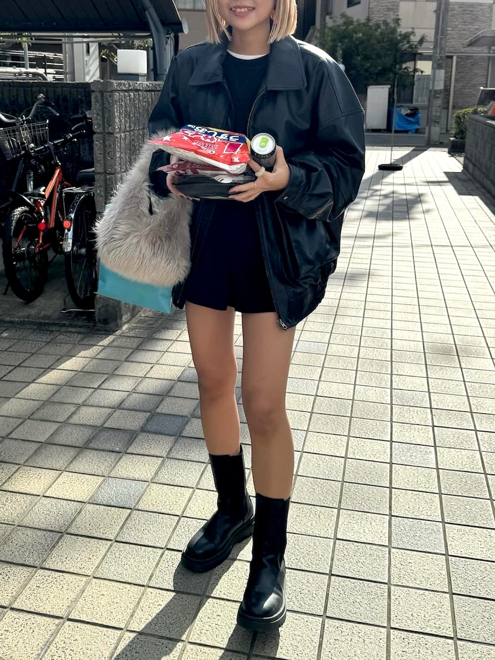 「大人カジュアル、秋冬コーデ、オトナ女子、お洒落さんとつながりたい、マイベストコーデ2023、チャオパニックティピー(CIAOPANIC TYPY)、フリークスストア(FREAK'S STORE)、レザージャケット、ワントーンコーデ、ショートパンツ、ママコーデ、レプシィム(LEPSIM)、GRL」｜「CIAOPANIC TYPYのスウェットライクボリュームスリーブニット（ニット/セーター、ブラック系）」を使った、TSUGUさん（レディース・159cm）の冬コーディネートの5枚目の写真