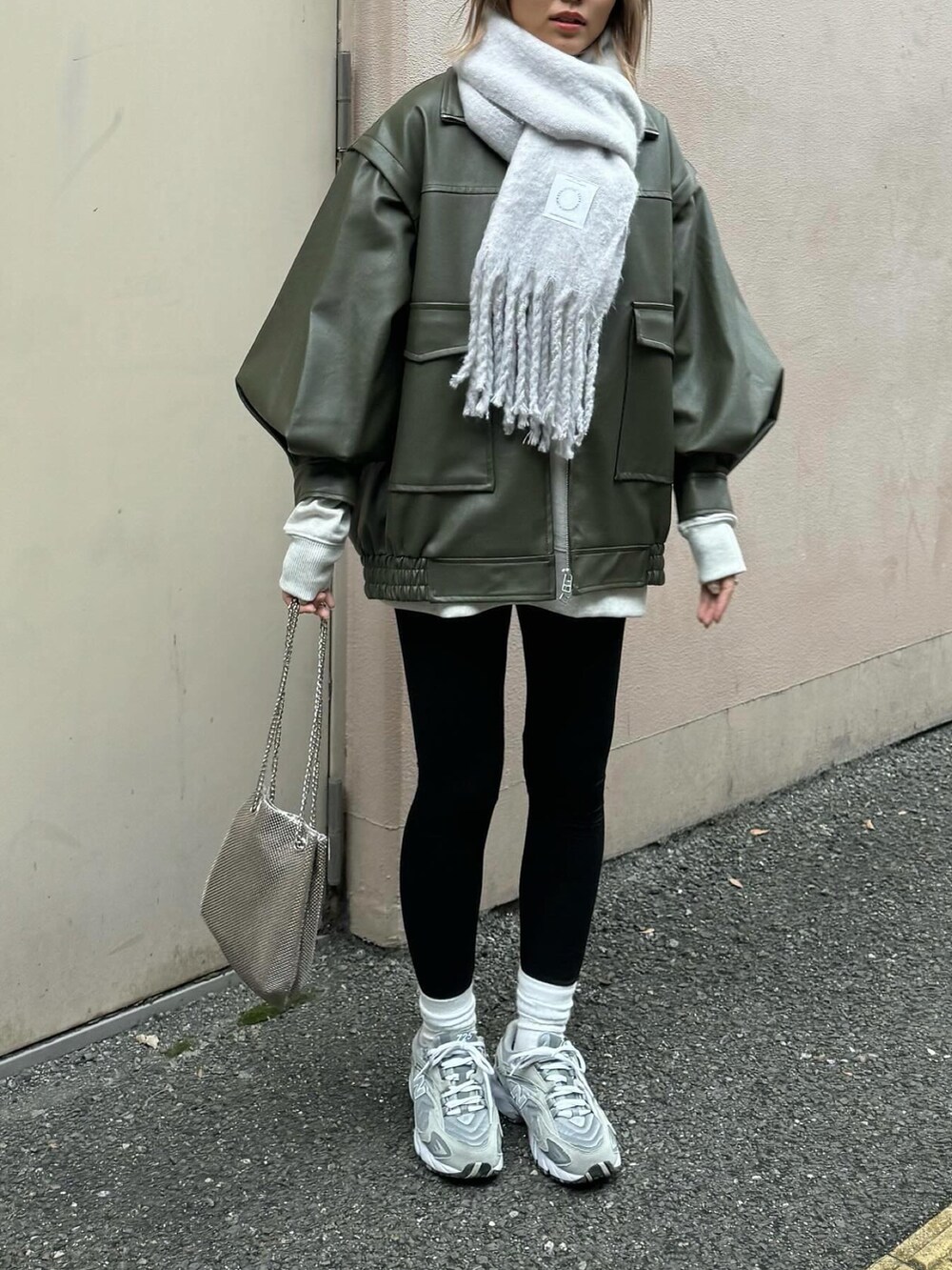 「新星WEARISTAにエントリー、WEARyouthコーデ、カジュアルコーデ、ファッションを楽しもう、おしゃれさんと繋がりたい、レギンス、チャオパニックティピー(CIAOPANIC TYPY)、クリスマスに着たい服、レザージャケット、フェイクレザー、マフラー、バラクラバ、ニューバランス、ママコーデ」｜「GUのアイテム（レギンス/スパッツ、ブラック系）」を使った、TSUGUさん（レディース・159cm）の冬コーディネートの4枚目の写真