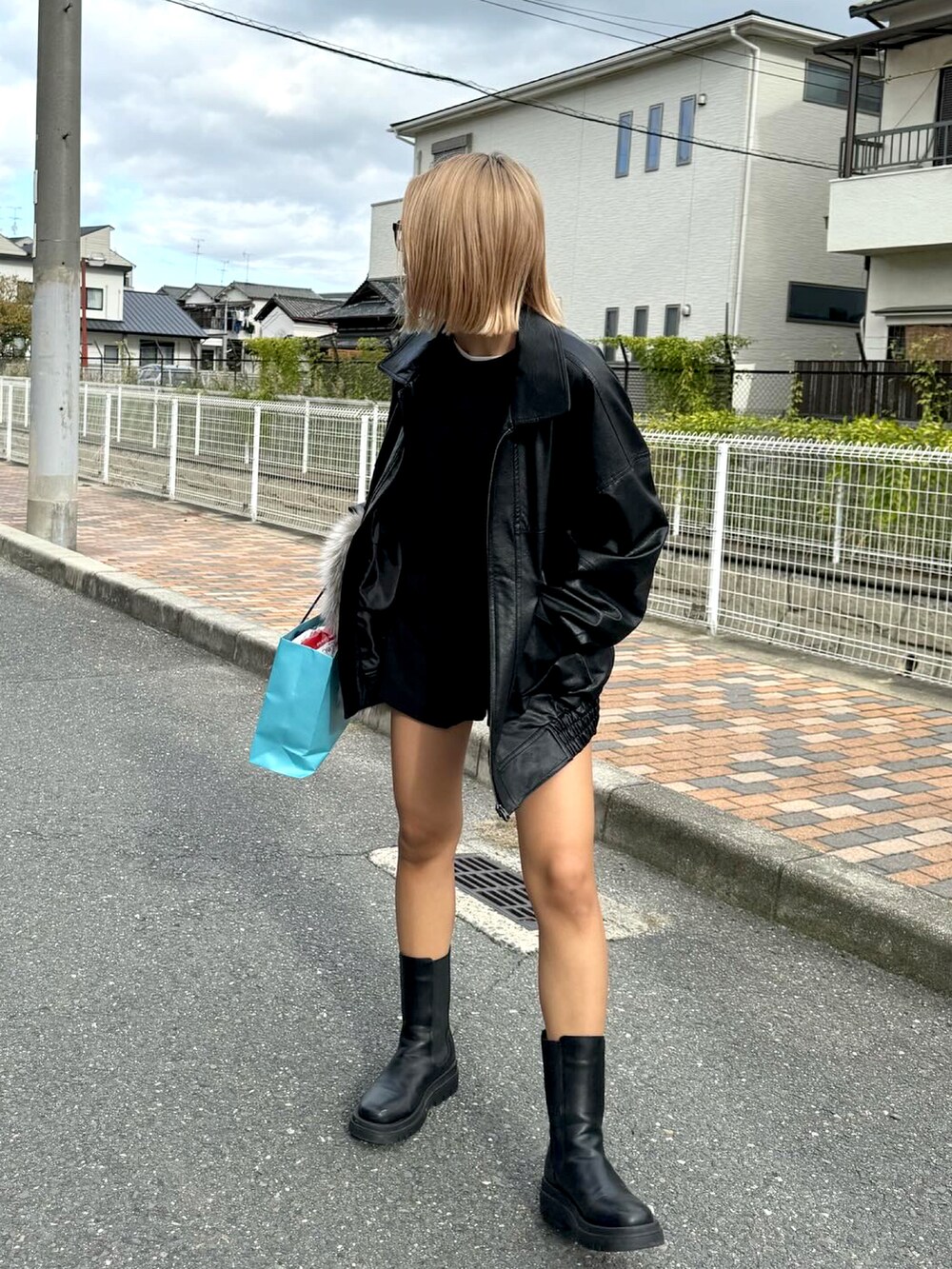 「大人カジュアル、秋冬コーデ、オトナ女子、お洒落さんとつながりたい、マイベストコーデ2023、チャオパニックティピー(CIAOPANIC TYPY)、フリークスストア(FREAK'S STORE)、レザージャケット、ワントーンコーデ、ショートパンツ、ママコーデ、レプシィム(LEPSIM)、GRL」｜「CIAOPANIC TYPYのスウェットライクボリュームスリーブニット（ニット/セーター、ブラック系）」を使った、TSUGUさん（レディース・159cm）の冬コーディネートの3枚目の写真